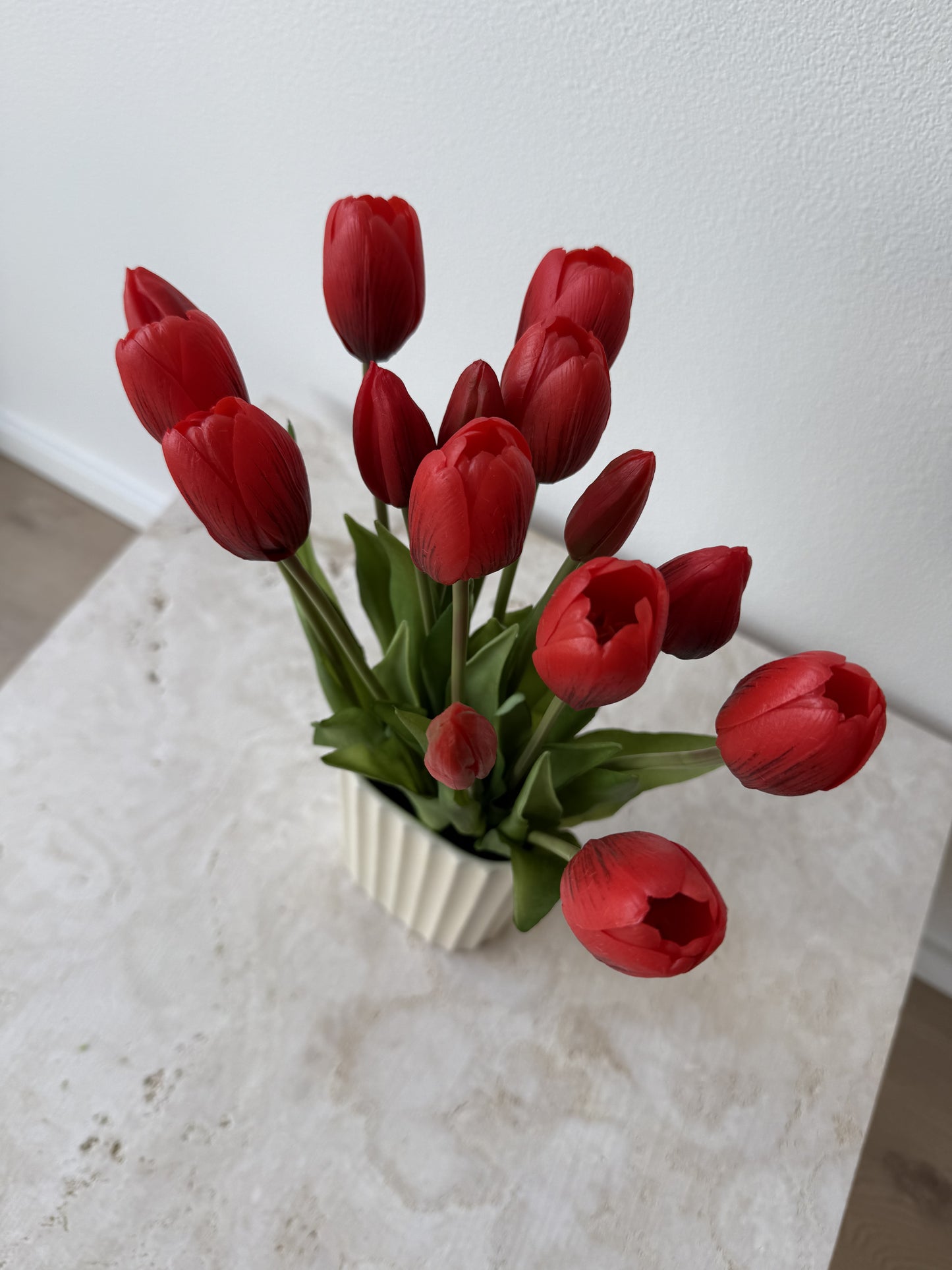15 røde tulipaner