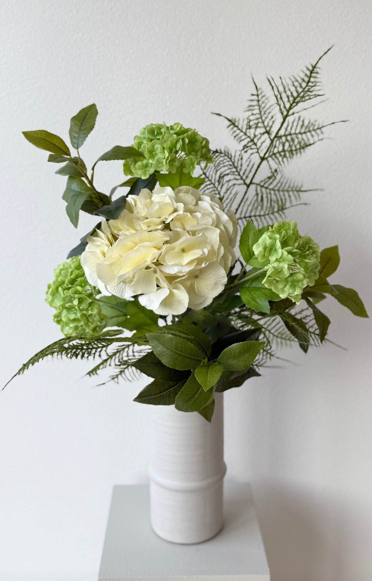 Classic White – naturtro kunstig buket i hvide nuancer