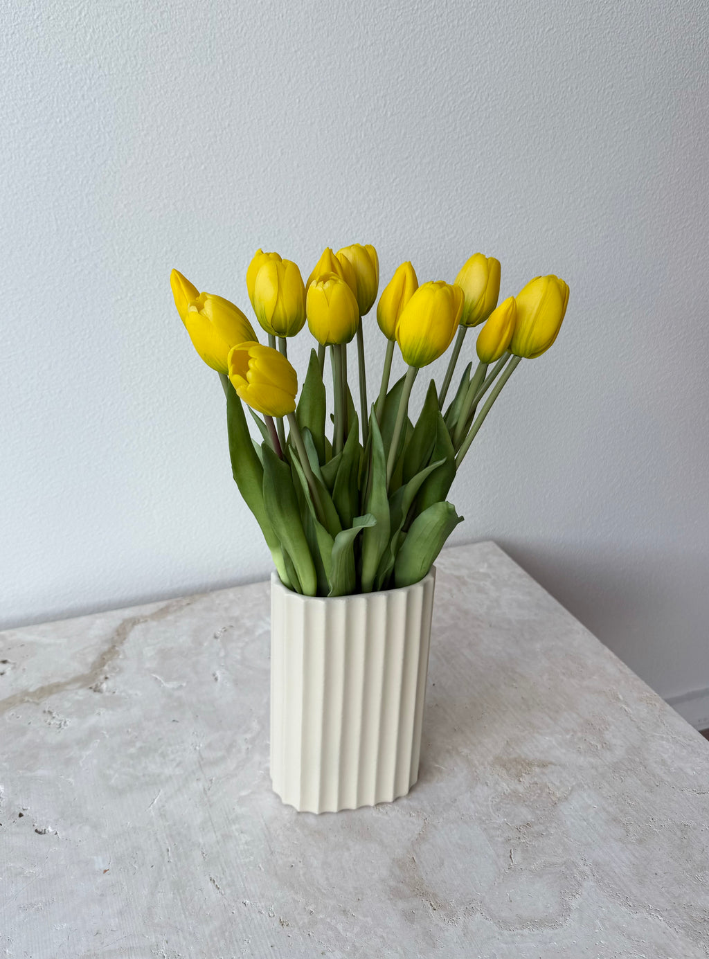 15 gule tulipaner