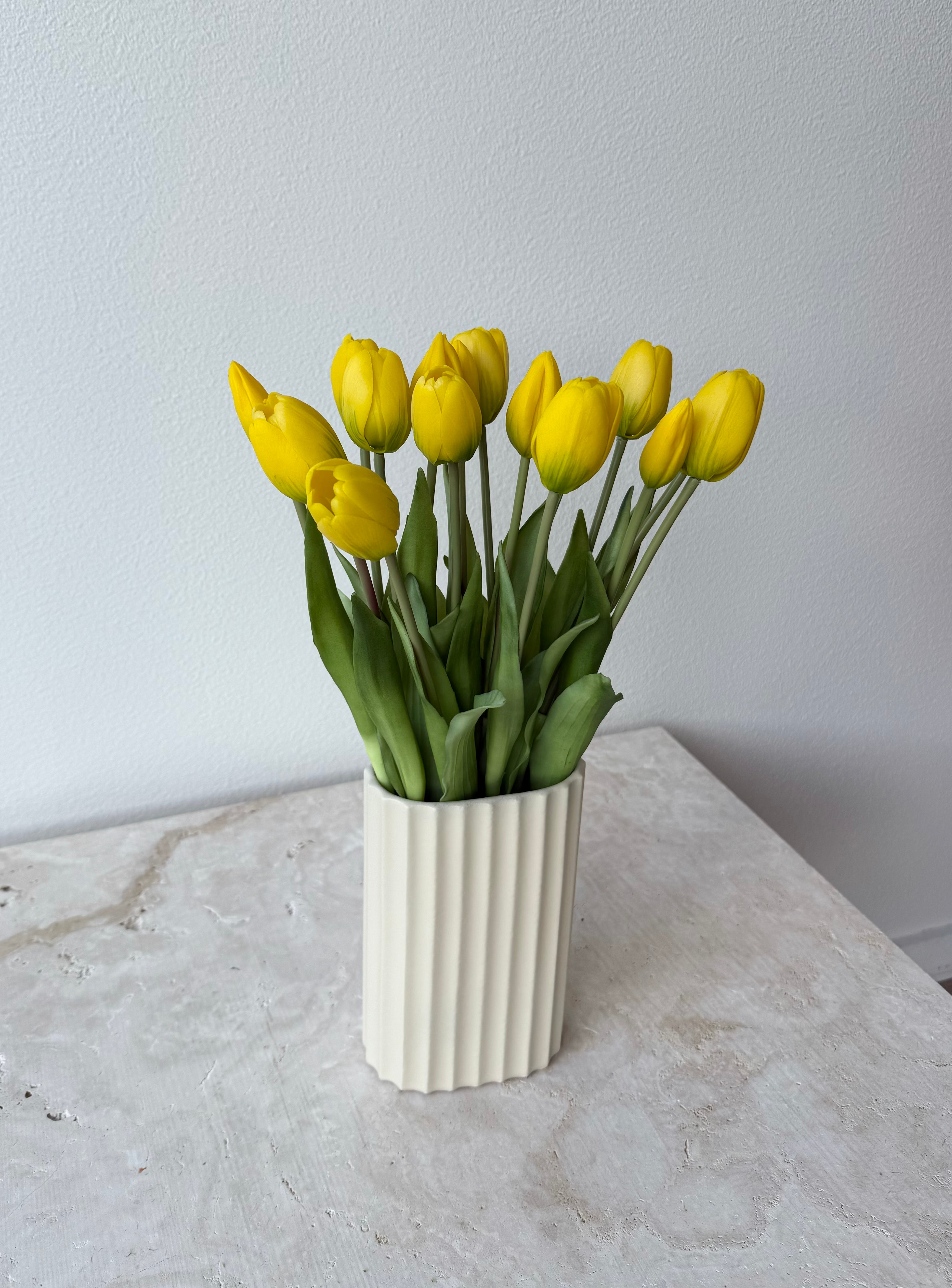 15 gule tulipaner