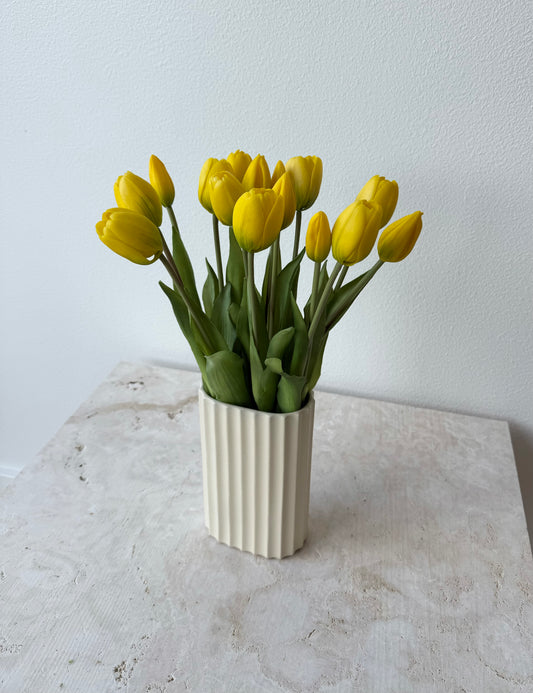15 gule tulipaner