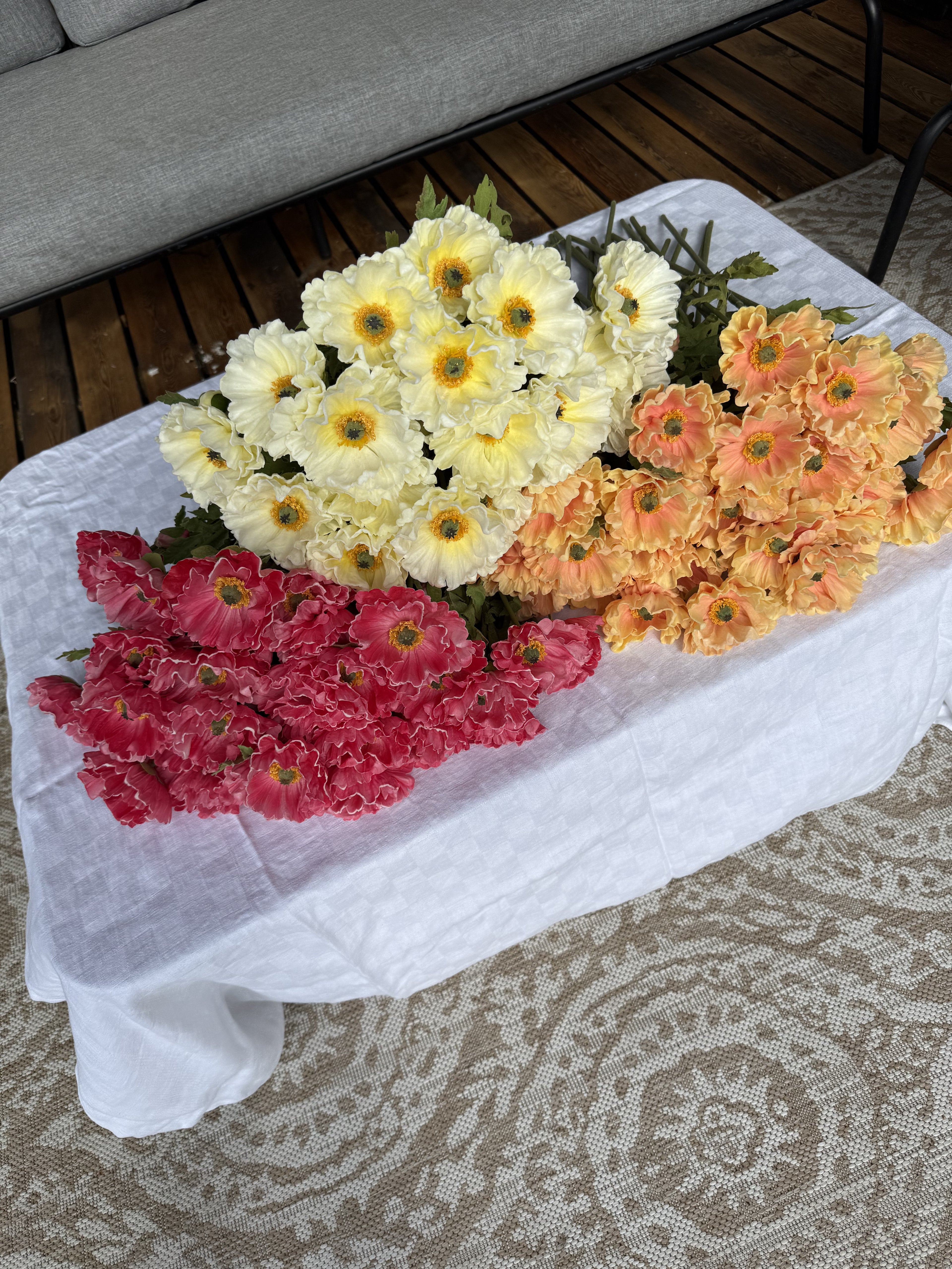 Deluxe poppy White bouquet