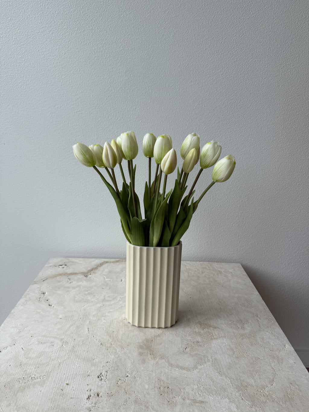 15 hvide tulipaner